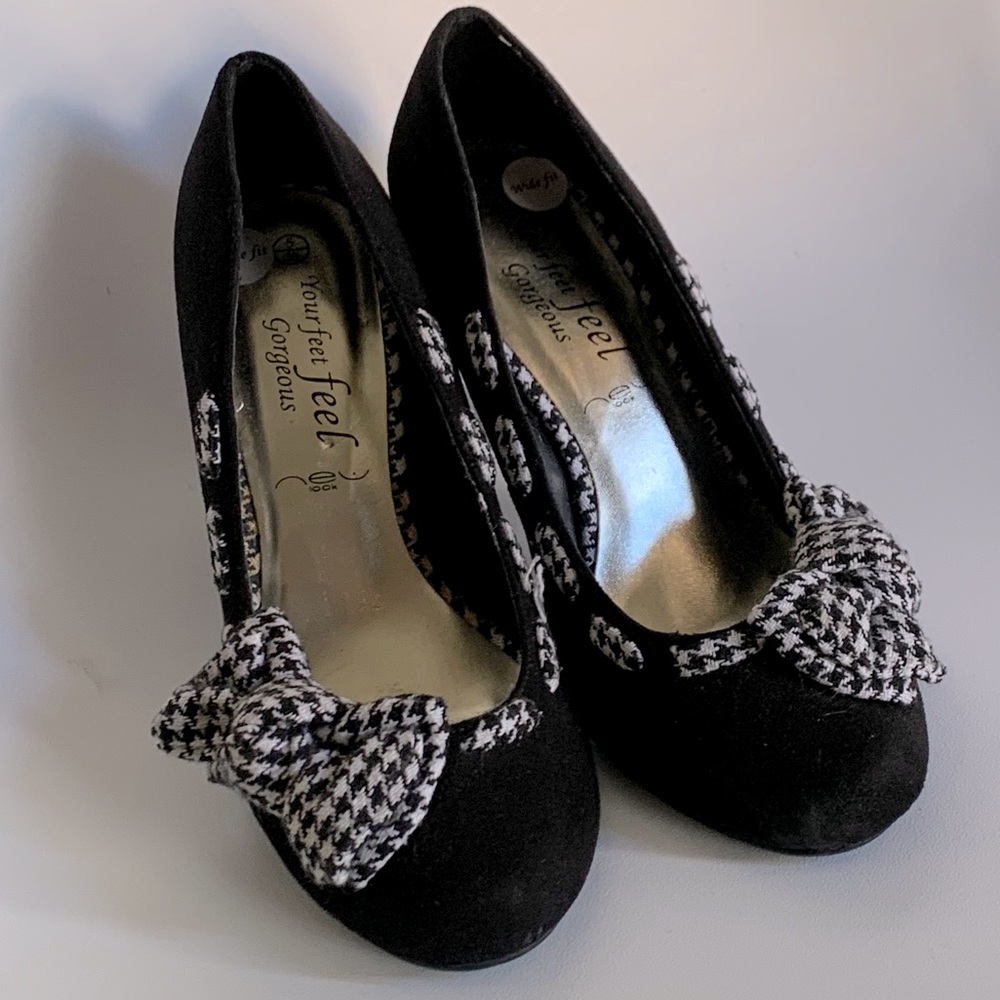 Like new! Gorgeous pin-up black & white bow shoes